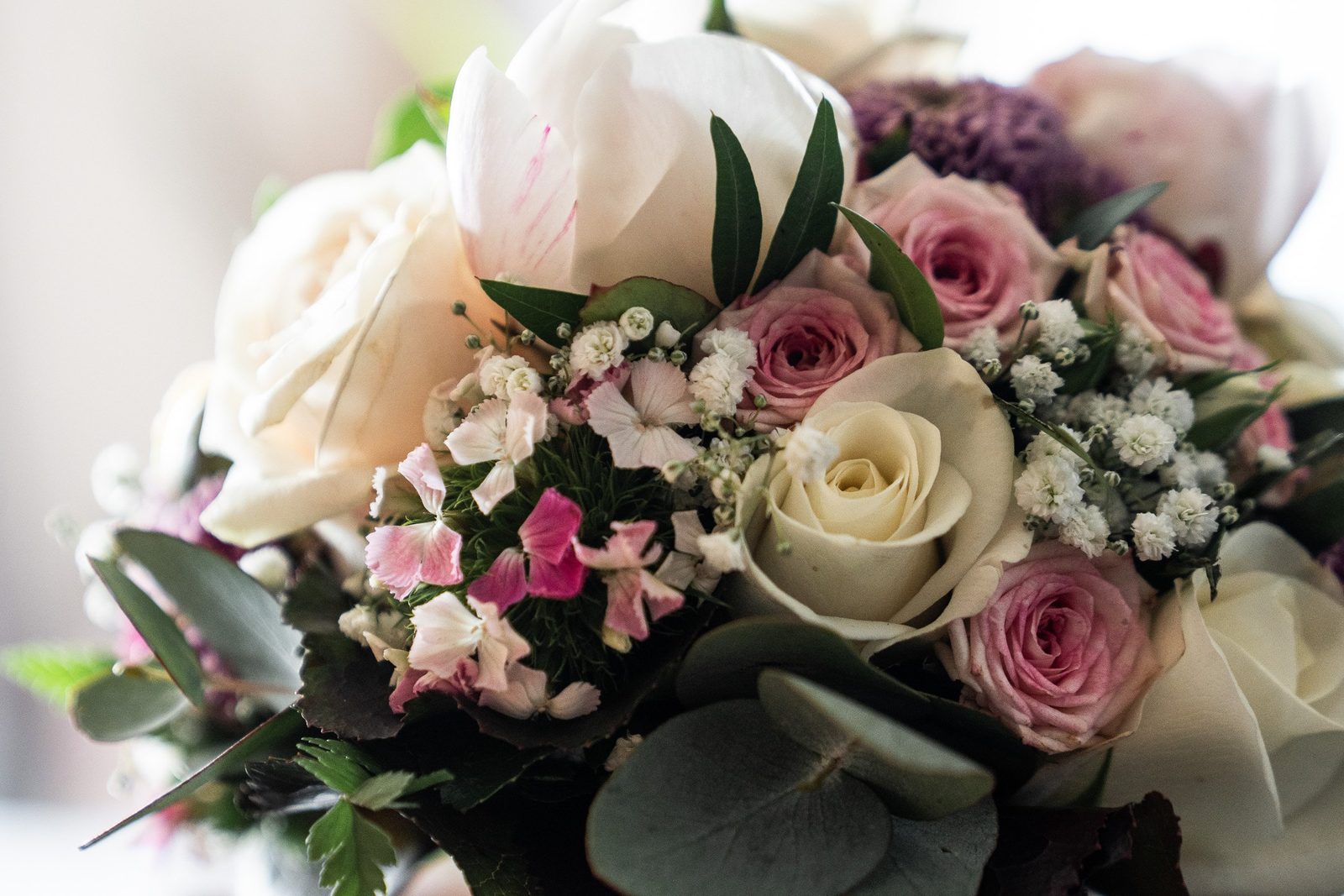 Il bouquet da sposa con rose bianche e rosa, da vicino