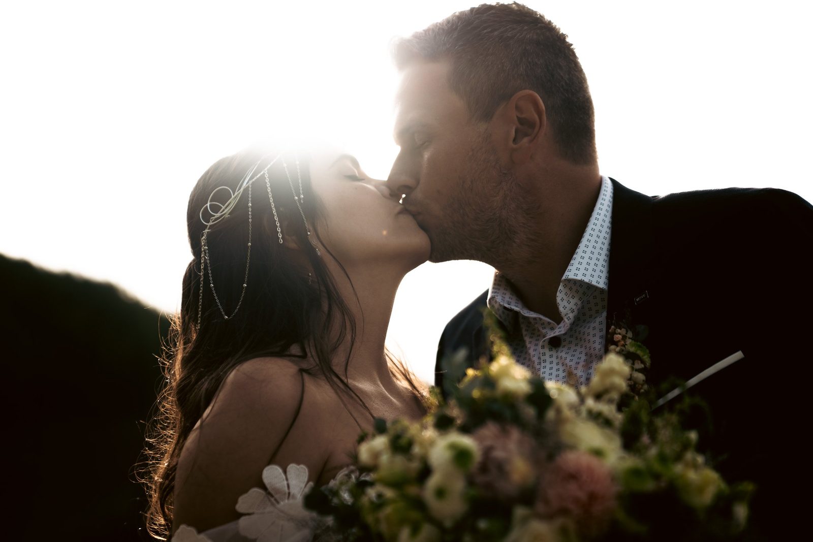 Un bacio in controluce, il bouquet in primo piano