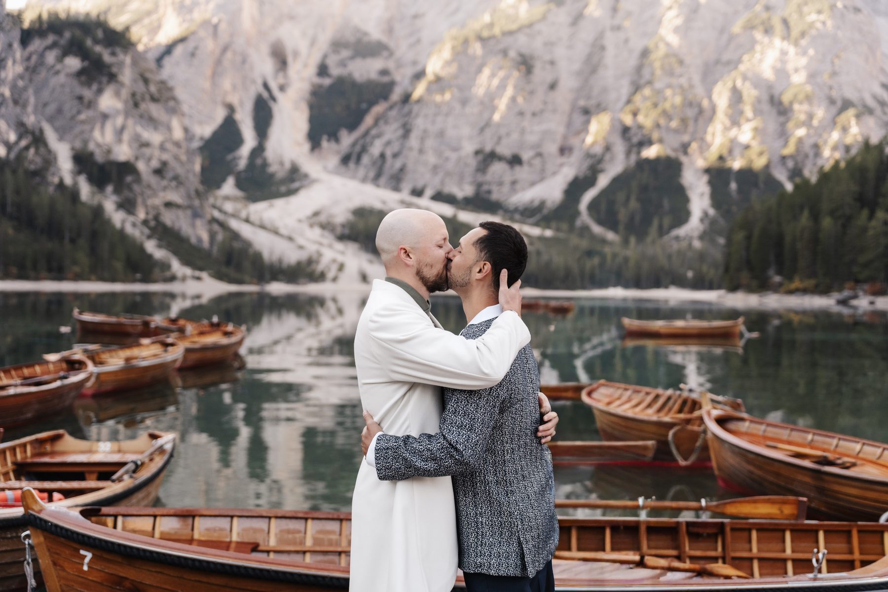 A kiss on the jetty between the wooden boats