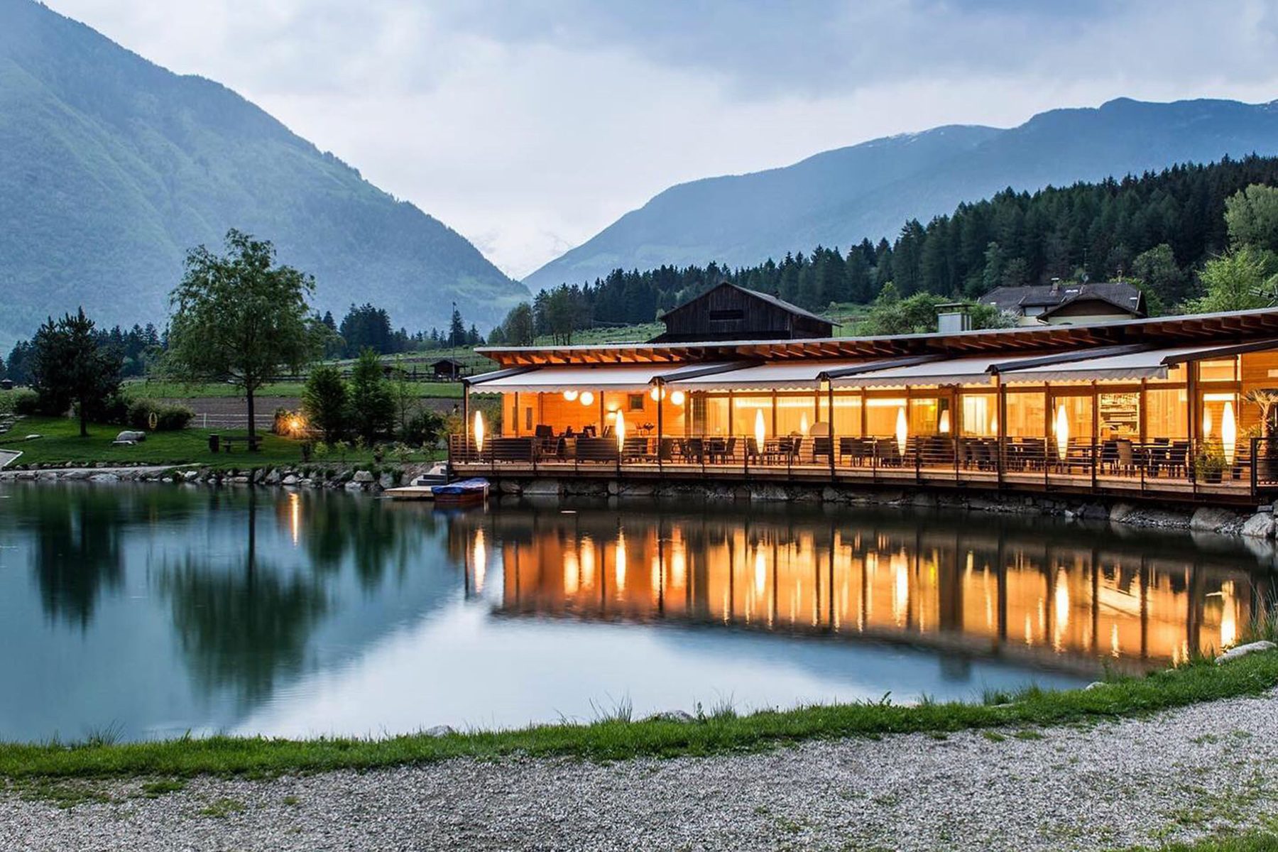 The SeeLounge in the evening, light reflected in the lake